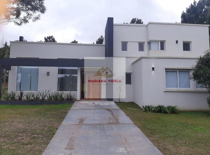Casa · 370m² · 7 Ambientes · 2 Cocheras