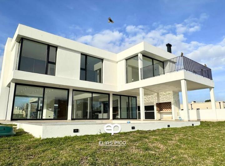 Casa · 236m² · 4 Dormitorios