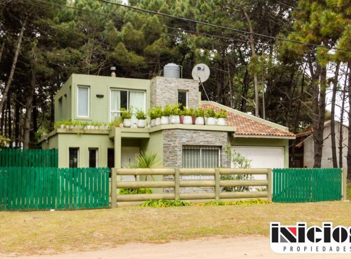 Casa · 1m² · 5 Ambientes · 1 Cochera