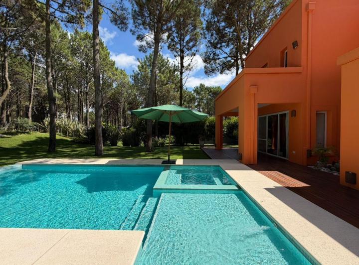 Casa · 419m² · 6 Ambientes · 2 Cocheras