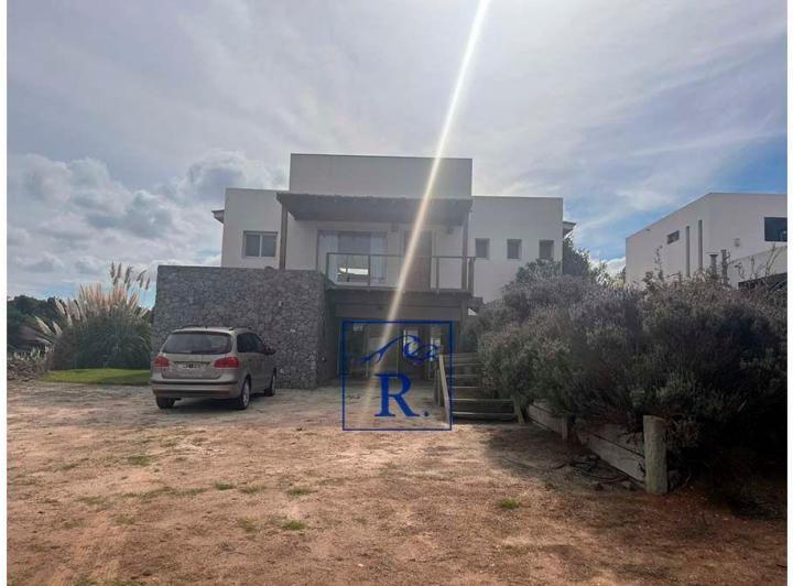 Casa · 180m² · 6 Ambientes