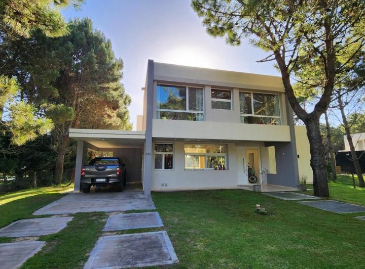 Casa · 250m² · 5 Ambientes · 1 Cochera