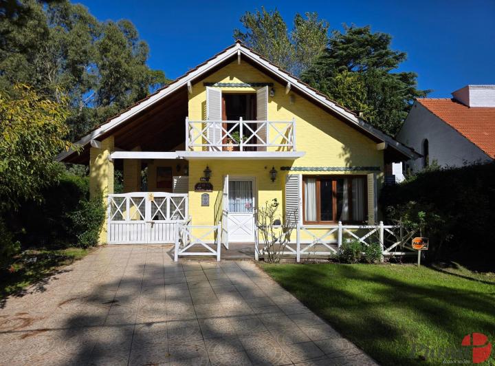 Casa · 159m² · 3 Dormitorios · 1 Cochera
