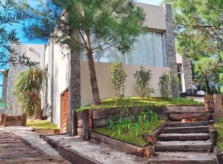 Casa · 220m² · 5 Ambientes · 2 Cocheras