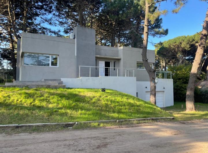 Casa · 295m² · 6 Ambientes · 3 Cocheras