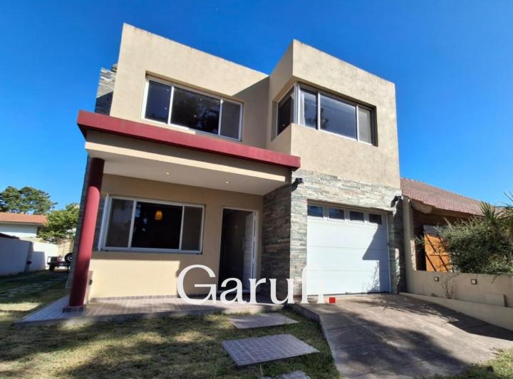 Casa · 130m² · 4 Ambientes · 1 Cochera