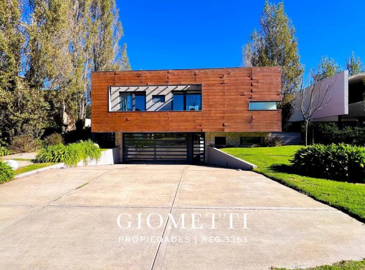 Casa · 315m² · 5 Ambientes · 1 Cochera