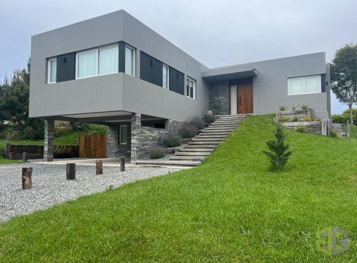 Casa · 255m² · 6 Ambientes · 2 Cocheras