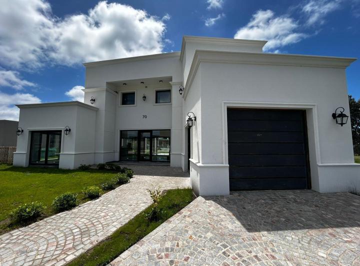 Casa · 190m² · 4 Ambientes · 1 Cochera