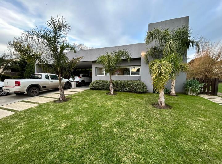 Casa · 242m² · 4 Ambientes · 2 Cocheras