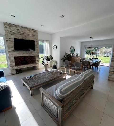 Casa · 260m² · 5 Ambientes · 2 Cocheras