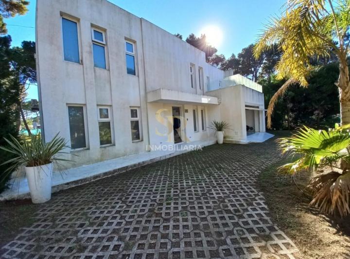 Casa · 229m² · 4 Ambientes · 2 Cocheras