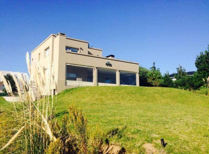 Casa · 200m² · 6 Ambientes · 8 Cocheras