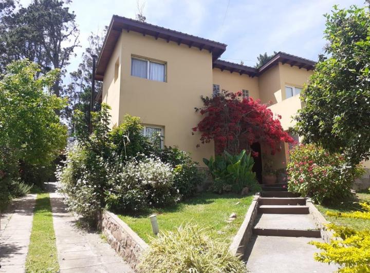Casa · 176m² · 8 Ambientes · 1 Cochera
