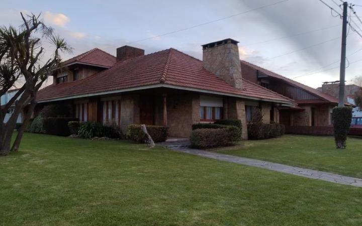 Casa · 300m² · 5 Ambientes · 2 Cocheras