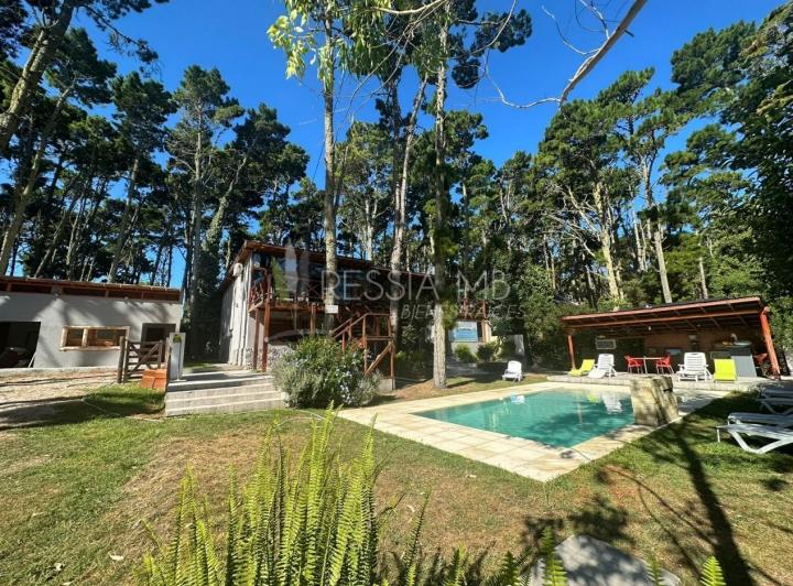 Casa · 500m² · 10 Ambientes · 4 Cocheras