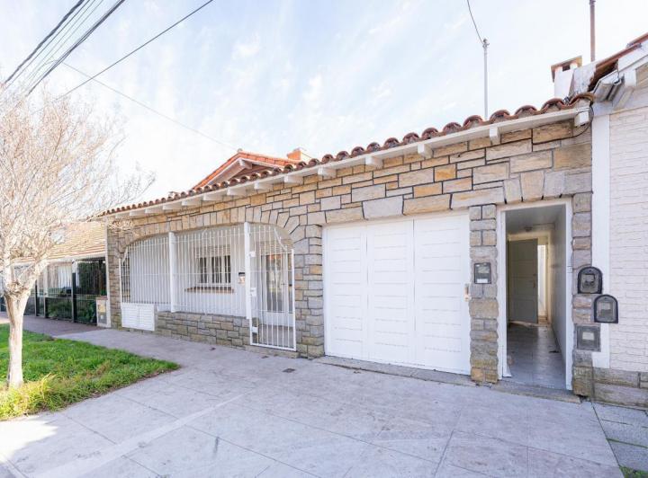Casa · 213m² · 4 Ambientes · 1 Cochera
