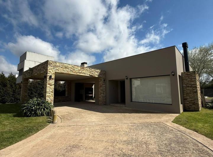 Casa · 200m² · 4 Ambientes · 2 Cocheras