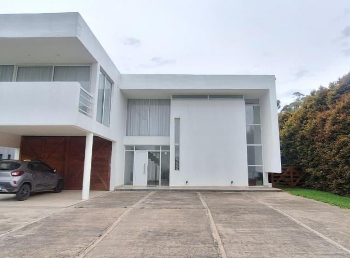 Casa · 822m² · 5 Ambientes · 2 Cocheras