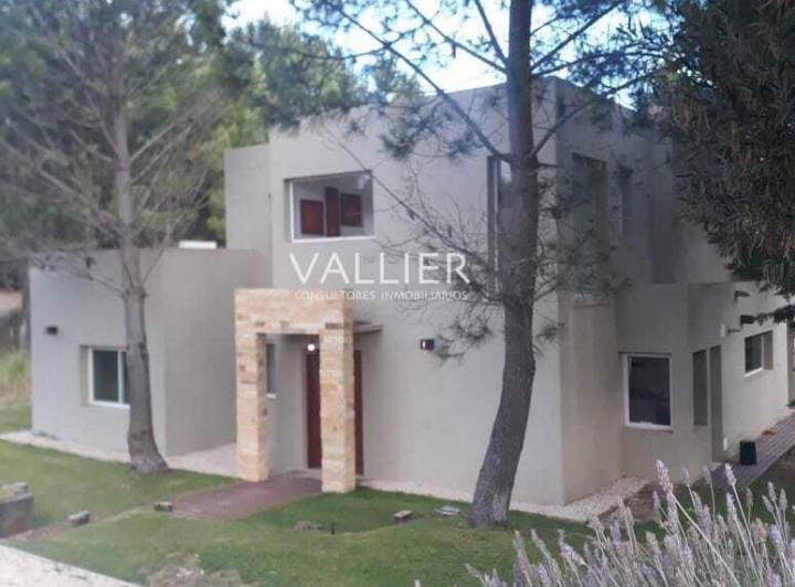 Casa · 196m² · 6 Ambientes · 1 Cochera