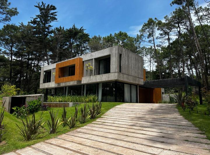 Casa · 260m² · 6 Ambientes · 1 Cochera