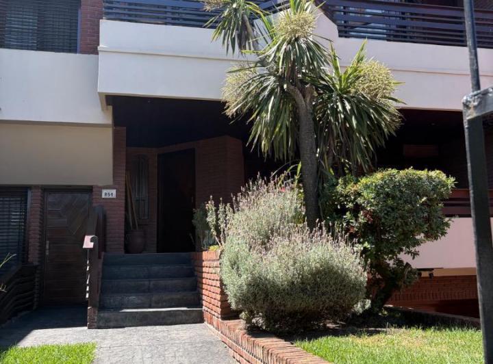 Casa · 450m² · 6 Ambientes · 4 Cocheras