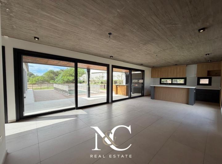 Casa · 1110m² · 5 Ambientes · 1 Cochera