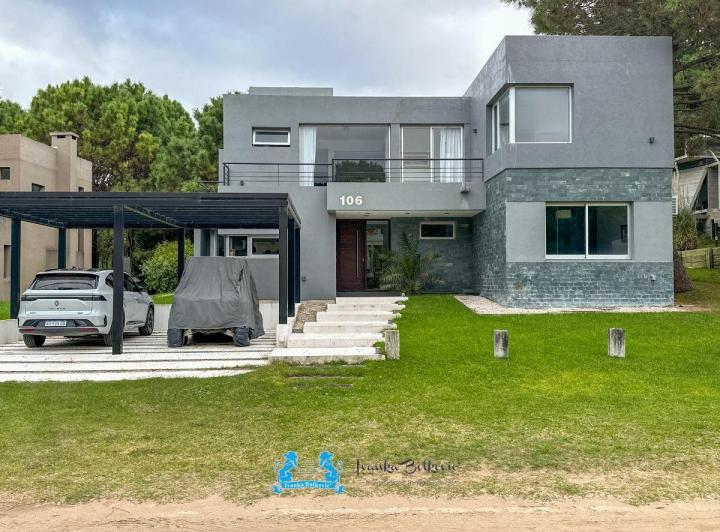 Casa · 260m² · 6 Ambientes · 2 Cocheras