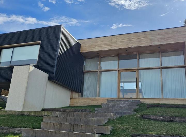 Casa · 270m² · 7 Ambientes · 2 Cocheras