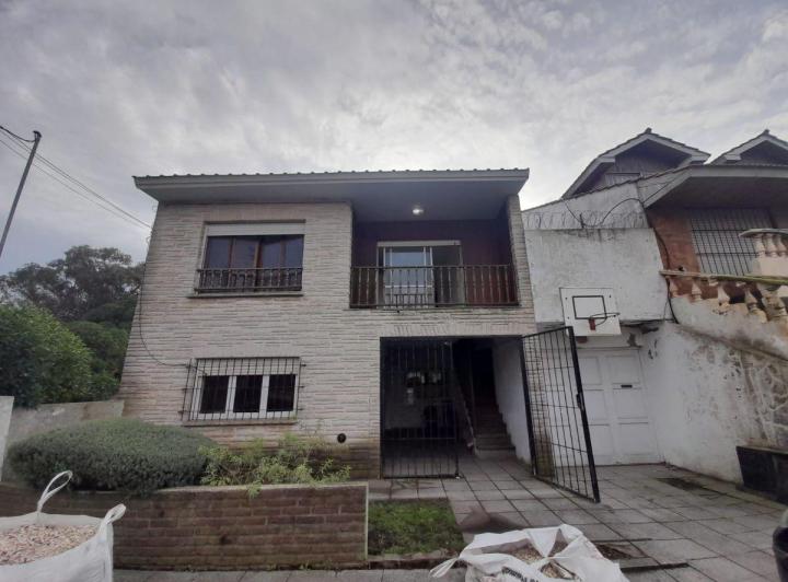 Casa · 200m² · 9 Ambientes · 2 Cocheras