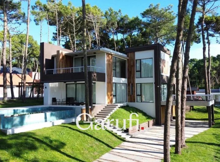 Casa · 280m² · 3 Ambientes · 1 Cochera