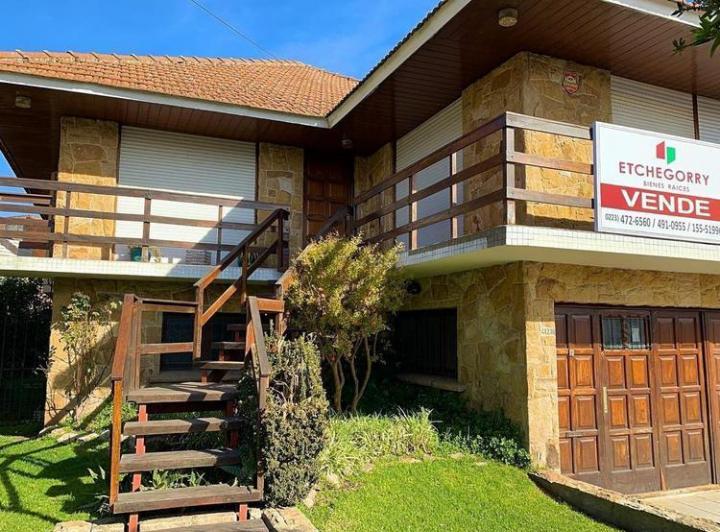 Casa · 340m² · 4 Ambientes · 2 Cocheras