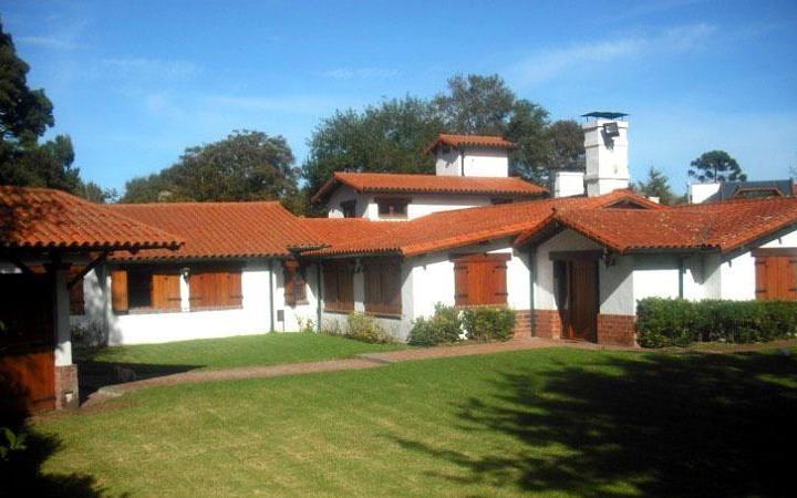 Casa · 588m² · 8 Ambientes · 2 Cocheras
