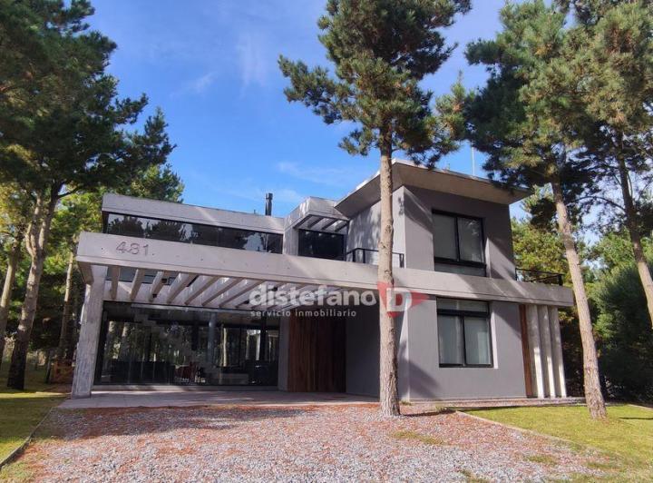 Casa · 260m² · 6 Ambientes · 2 Cocheras