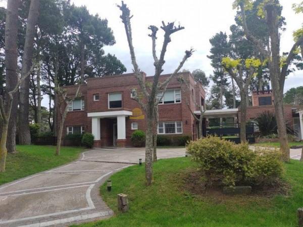 Casa · 416m² · 5 Ambientes · 2 Cocheras