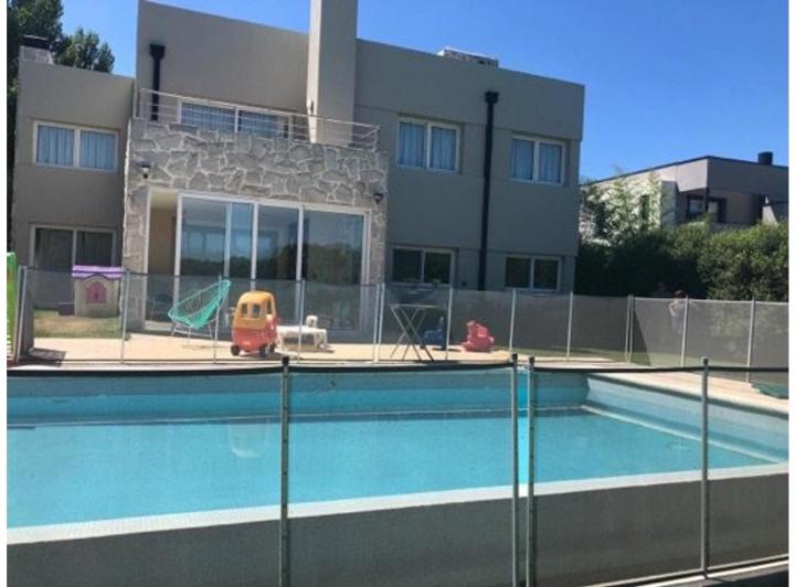 Casa · 300m² · 6 Ambientes