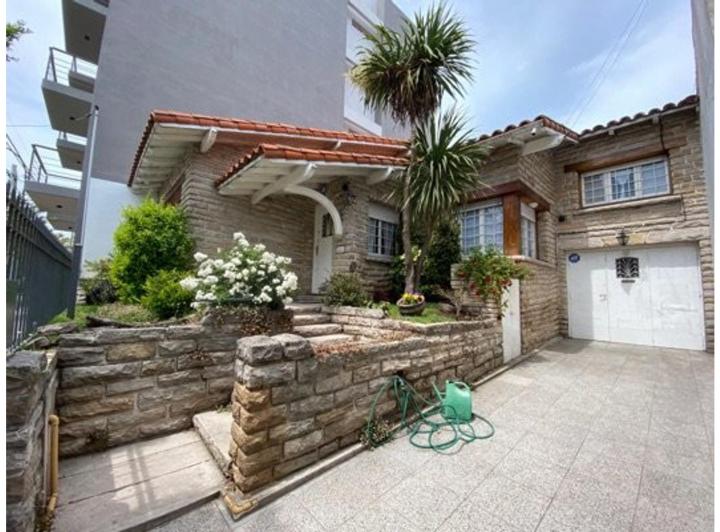 Casa · 190m² · 4 Ambientes · 1 Cochera