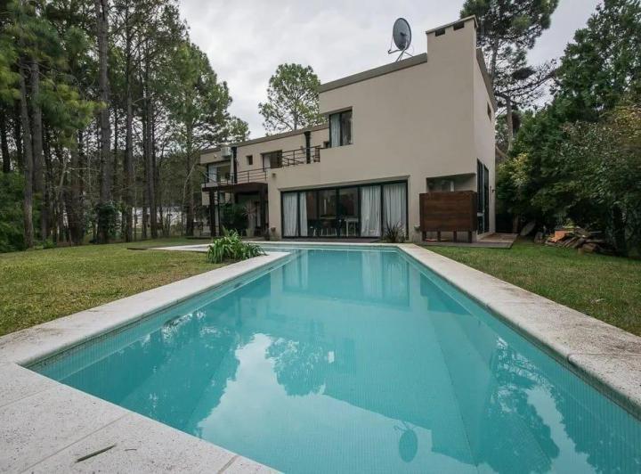 Casa · 310m² · 6 Ambientes · 1 Cochera