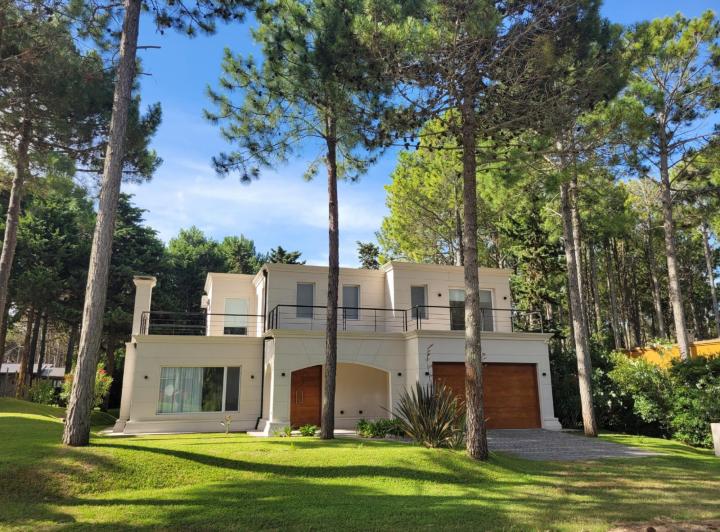 Casa · 266m² · 4 Dormitorios · 2 Cocheras