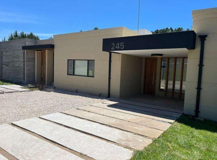 Casa · 220m² · 5 Ambientes