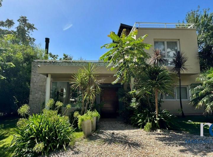 Casa · 280m² · 5 Ambientes · 1 Cochera