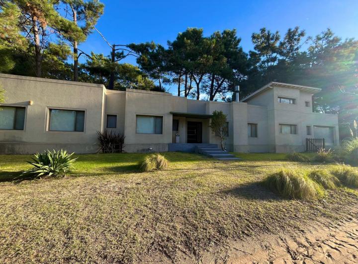 Casa · 200m² · 6 Ambientes · 1 Cochera
