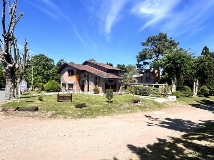 Casa · 180m² · 5 Ambientes · 1 Cochera