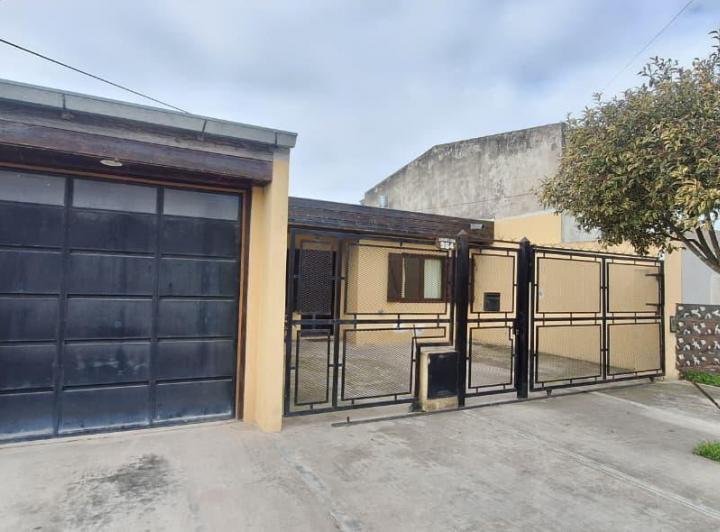 Casa · 130m² · 4 Ambientes · 3 Cocheras