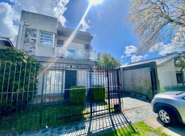 Casa · 122m² · 4 Ambientes · 2 Cocheras