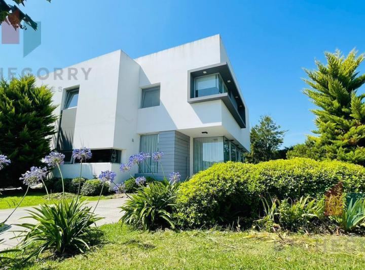 Casa · 280m² · 6 Ambientes · 2 Cocheras