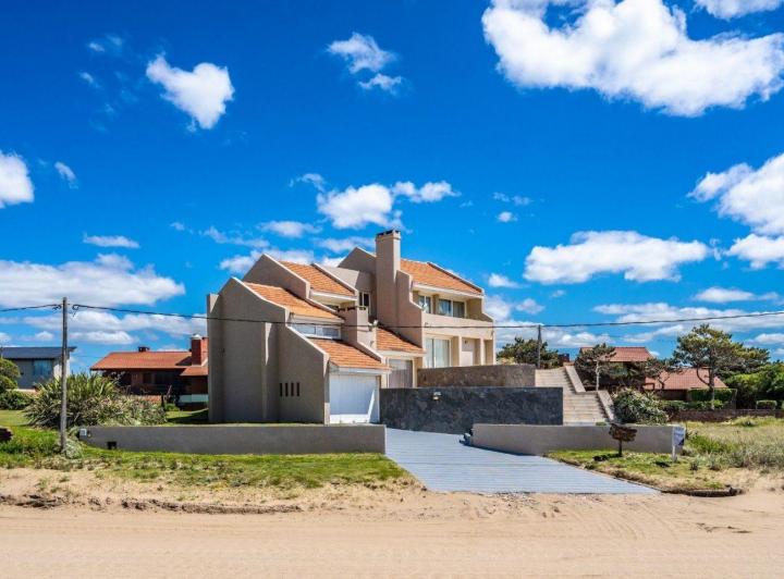 Casa · 240m² · 5 Ambientes · 1 Cochera