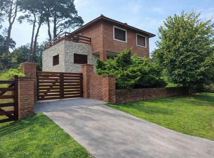 Casa · 230m² · 2 Dormitorios · 2 Cocheras