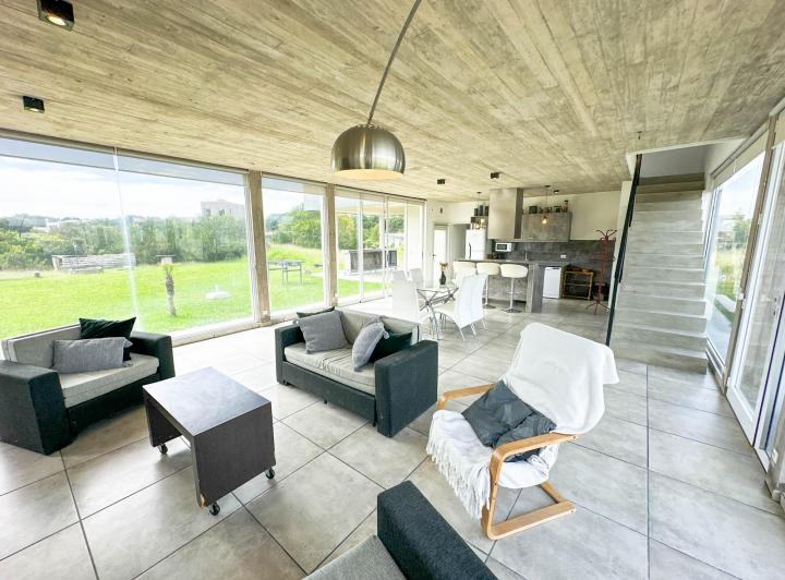 Casa · 220m² · 5 Ambientes · 1 Cochera