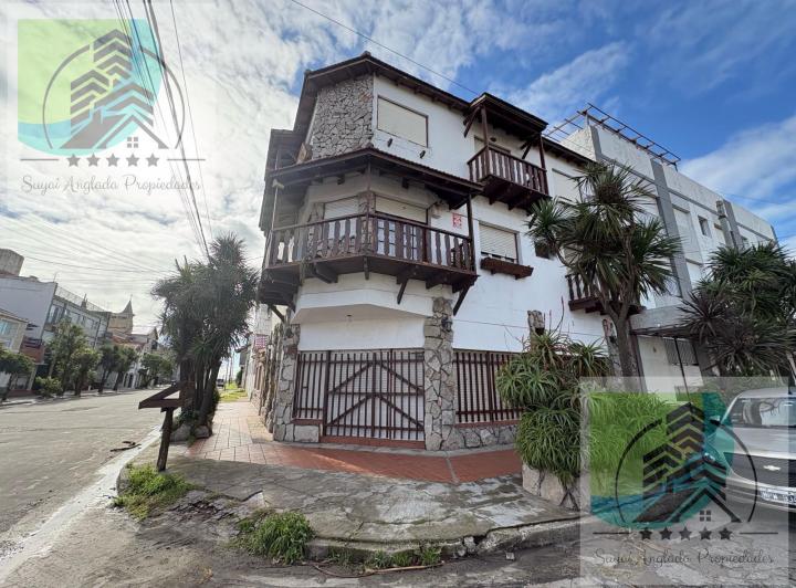 Casa · 127m² · 8 Ambientes